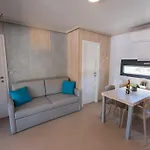 Semesterbostad Charming Two-bedroom Mobile Homes - Mobile With Sea View