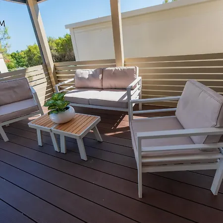 Charming Two-bedroom Mobile Homes - Mobile With Sea View *