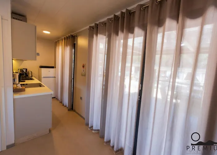 Charming Two-bedroom Mobile Homes - Mobile With Sea View