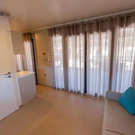 Charming Two-bedroom Mobile Homes - Mobile With Sea View