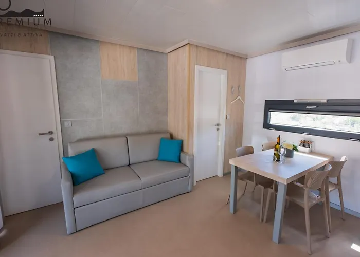 Дом отдыха Charming Two-bedroom Mobile Homes - Mobile With Sea View